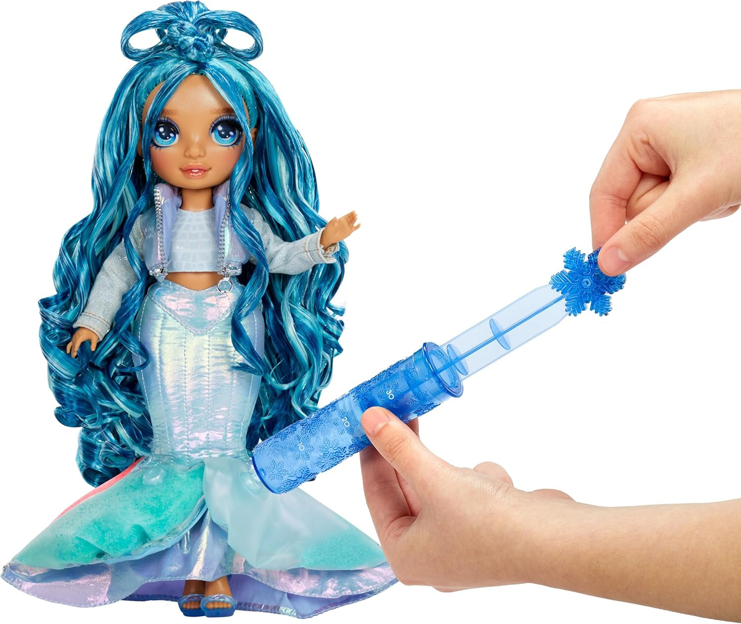 Rainbow High Winter Wonderland – Skyler (blau) – 28 cm große versteckte magische wasserspeichernde Schnee-Modepuppe mit Schneemann-Set, geeignet für Kinder im Alter von 4–12 Jahren und Sammler, Naty Shop Dolls