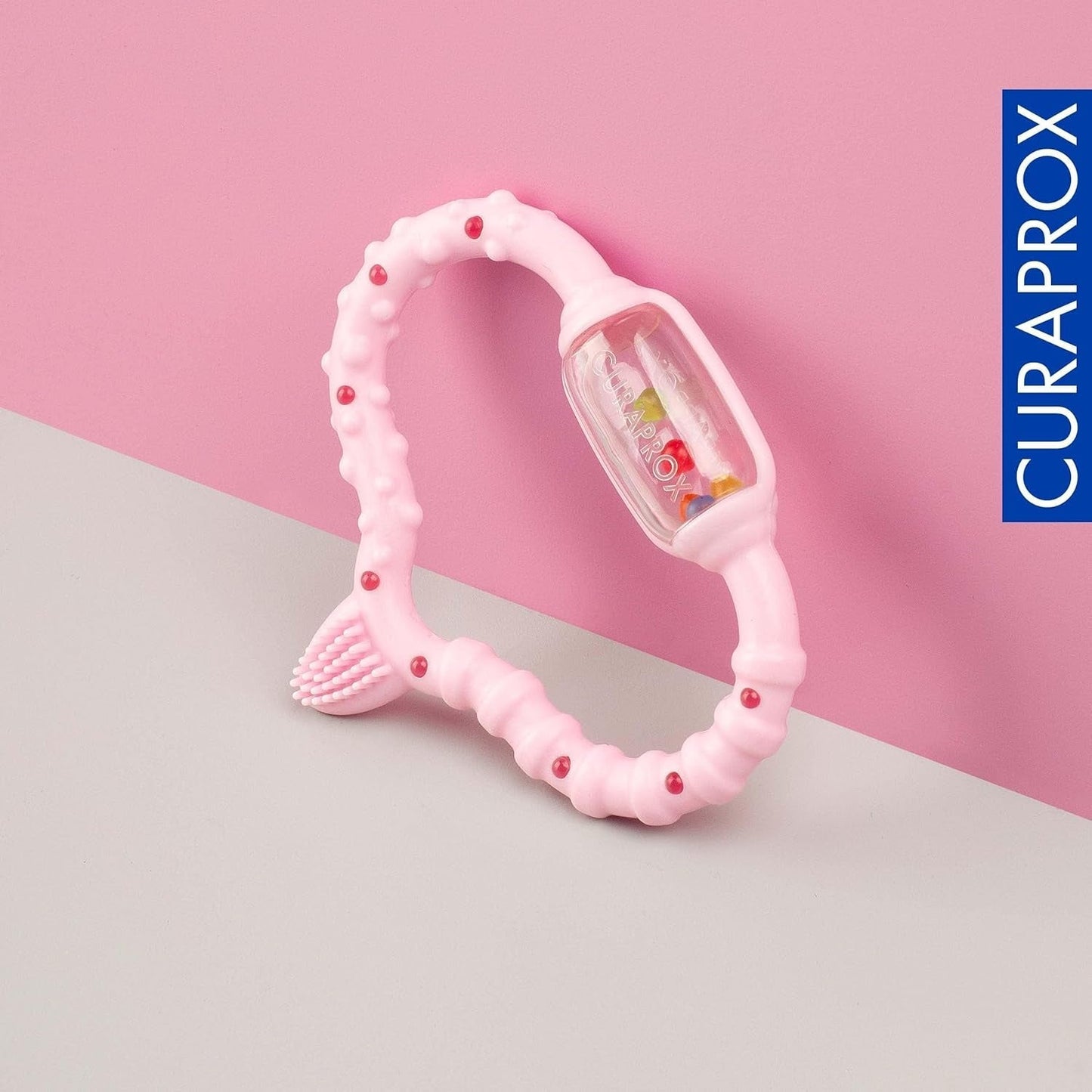 Curaprox Beißring für Babys - Für Kleinkinder 0-24 Monate / Lindert Zahnungsschmerzen und fördert motorische Fähigkeiten | BPA-frei, rosa, mit Trainingszahnbürste / Hergestellt in der Schweiz