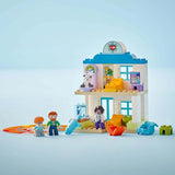 LEGO DUPLO Town Erster Arztbesuch, Bauspielzeug, Spielset zur Förderung der Feinmotorik, Geschenk für Kleinkinder ab 2 Jahren, Lernspielzeug, Krankenhaus-Rollenspiel 10449 Bausets Besuche den LEGO-Store