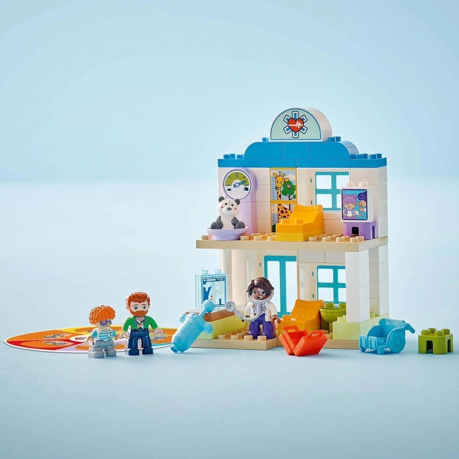 LEGO DUPLO Town Erster Arztbesuch, Bauspielzeug, Spielset zur Förderung der Feinmotorik, Geschenk für Kleinkinder ab 2 Jahren, Lernspielzeug, Krankenhaus-Rollenspiel 10449 Bausets Besuche den LEGO-Store
