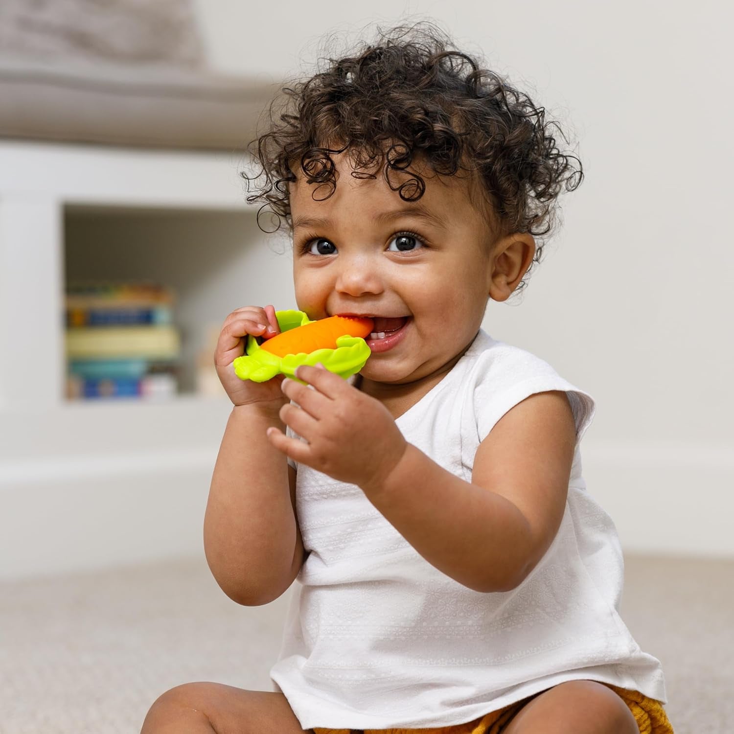 Infantino Lil' Nibbles, Beißring aus strukturiertem Silikon, BPA-freies Baby-Beißspielzeug, weich, leicht zu halten, sensorische Stimulation für Kleinkinder, Karotte