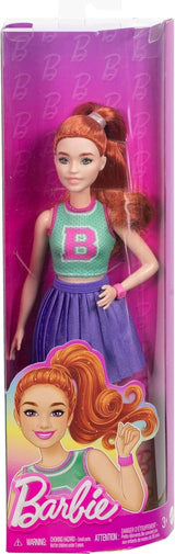 Barbie Fashionistas Puppe Nr. 232 mit roten Haaren, Jersey-Sportoberteil mit B-Aufdruck, lila Faltenrock, Armbanduhr und Turnschuhen, HYT90 Naty Shop Dolls