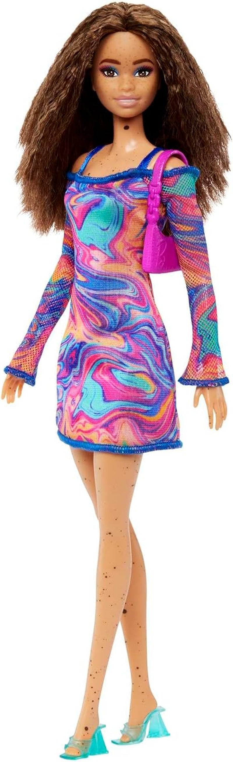 Barbie Fashionistas Puppe Nr. 206 – Welliges Haar und Sommersprossen – Modernes Regenbogen-Marmorkleid, Umhängetasche und grüne Schuhe – Für 3 Jahre und älter, HJT03