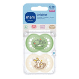 MAM Original Schnuller, 2er-Pack, zahnfreundliche Babyschnuller, aus nachhaltigen und bioregenerierbaren Materialien, MAM SkinSoft Silikonsauger, mit Schnullerbox, 6-16 Monate, Wolf/Kaninchen
