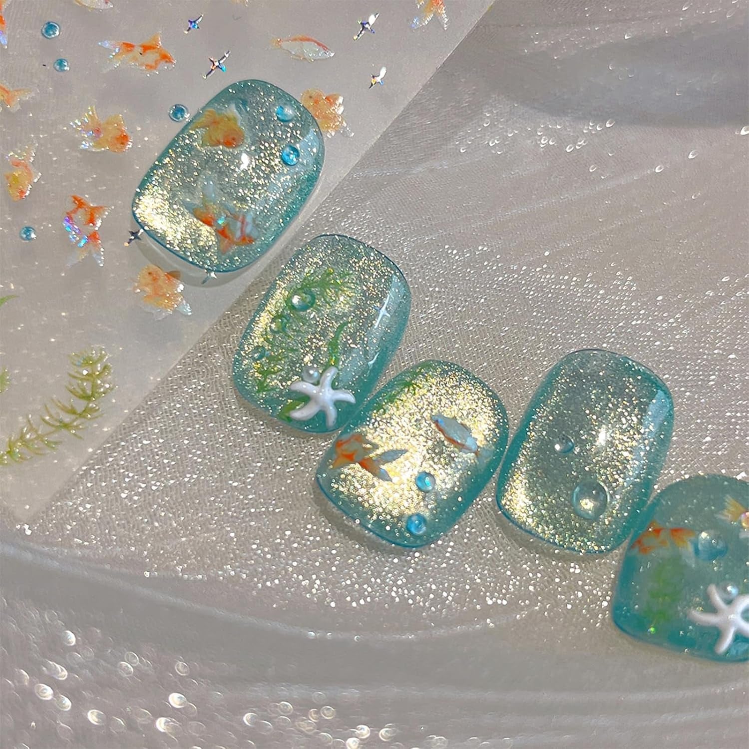 2 Stück selbstklebende Nagelsticker mit Muscheleffekt, Vierstrahlstern und Goldfisch-Design, Nagelaufkleber für Fingernägel, Nail Art Zubehör für Gelnägel