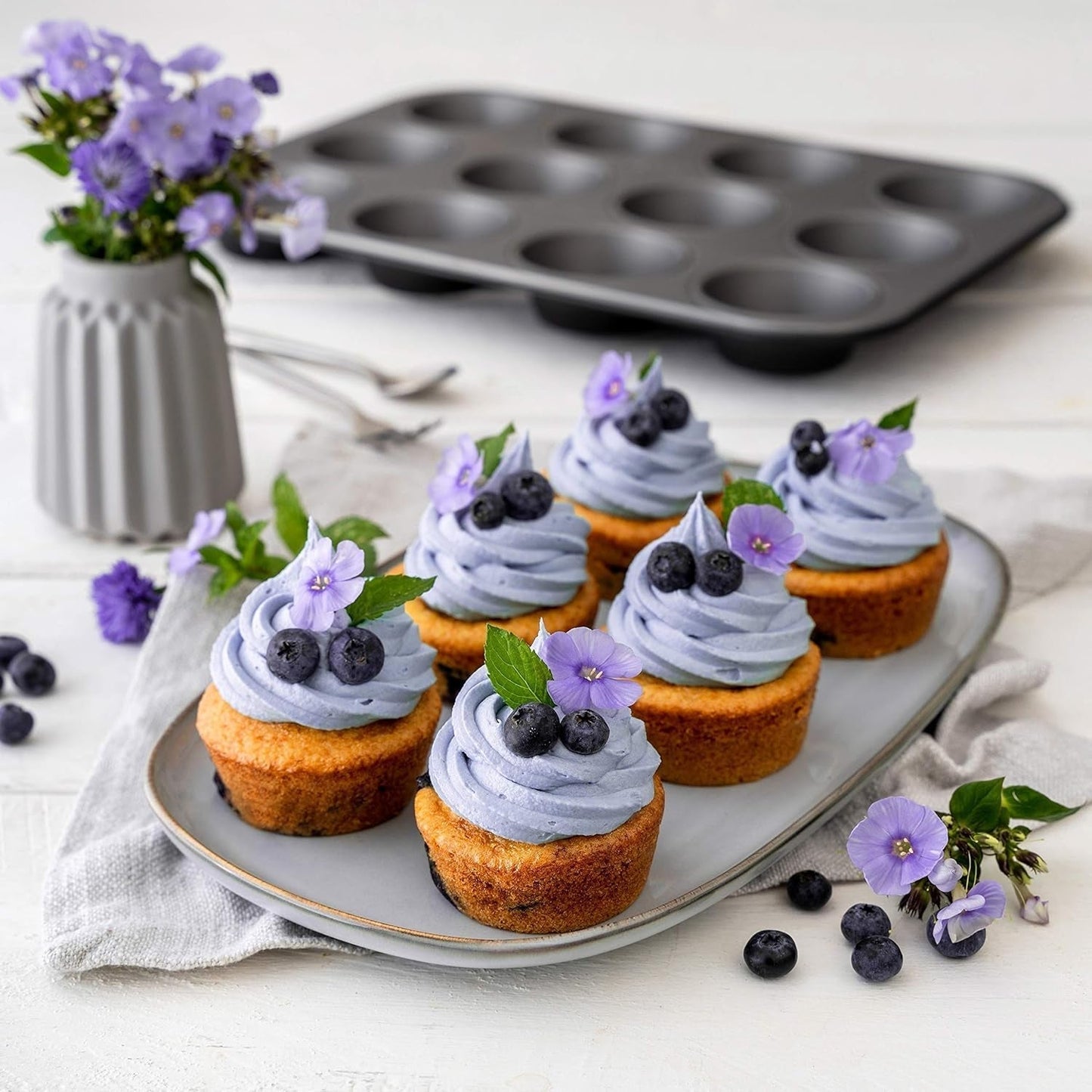 Zenker 12Er Muffinform Energy, Premium-Backform, Für Köstliche Kuchen, Verkürzt Die Backzeit Um Bis Zu 20% (Farbe: Silber/Anthrazit), Menge: 1 Stück, Hellgrau Und Dunkelgrau Formen und Tabletts zum Backen Naty Shop
