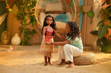 Disney Prinzessin Moana, 80 cm große Spielpuppe von Jakks Pacific, bewegliche Puppe mit Bürste zum Kämmen ihrer gewellten Locken, vom Film inspiriertes Kleid, abnehmbare Anhänger-Halskette, Puppen, Naty Shop