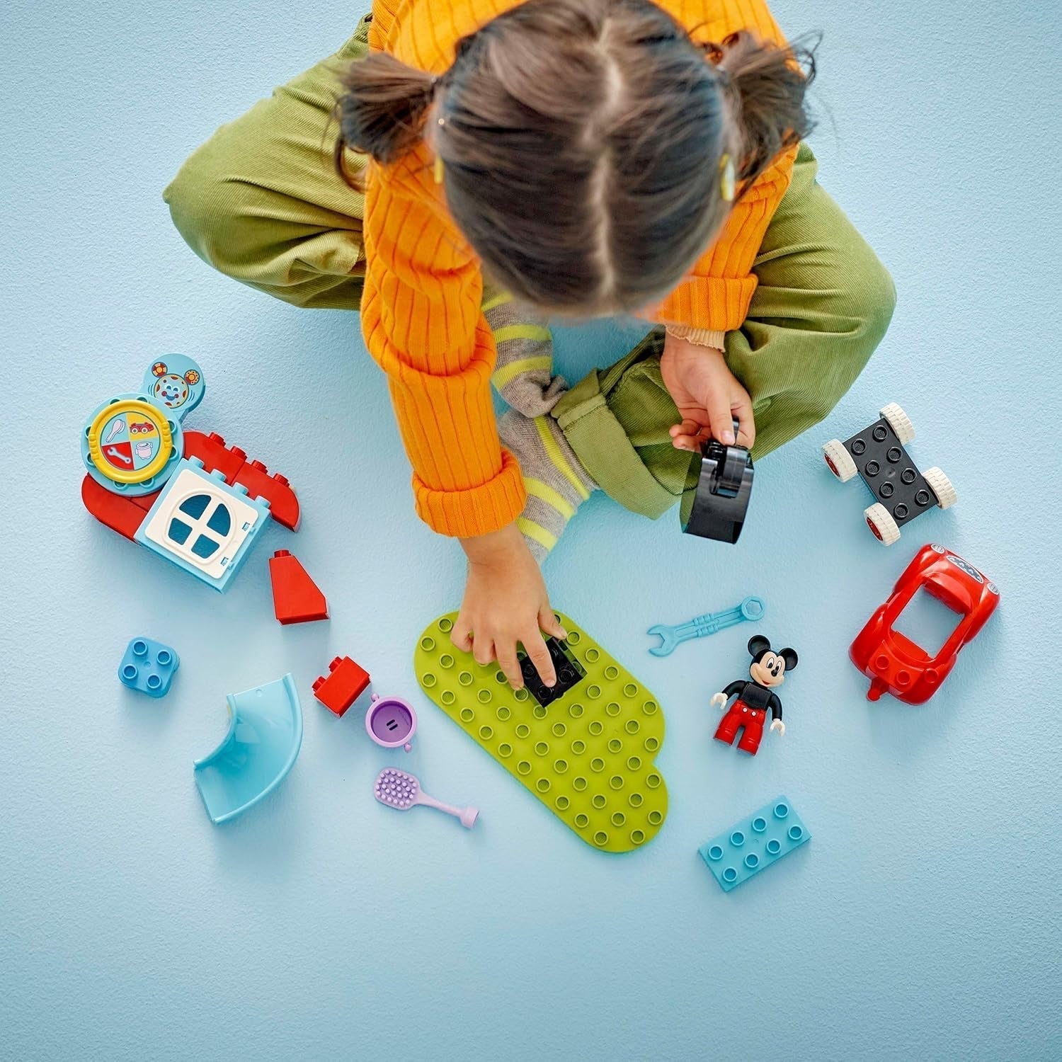 LEGO DUPLO – Disney Mickeys Clubhaus und Auto – Lernspielzeug für Vorschulkinder – Bauset mit 2 Minifiguren, inklusive Mickey Mouse und Computer Toodles – Geschenkidee für Jungen und Mädchen ab 2 Jahren 10454 Bausets Beuche den LEGO-Store