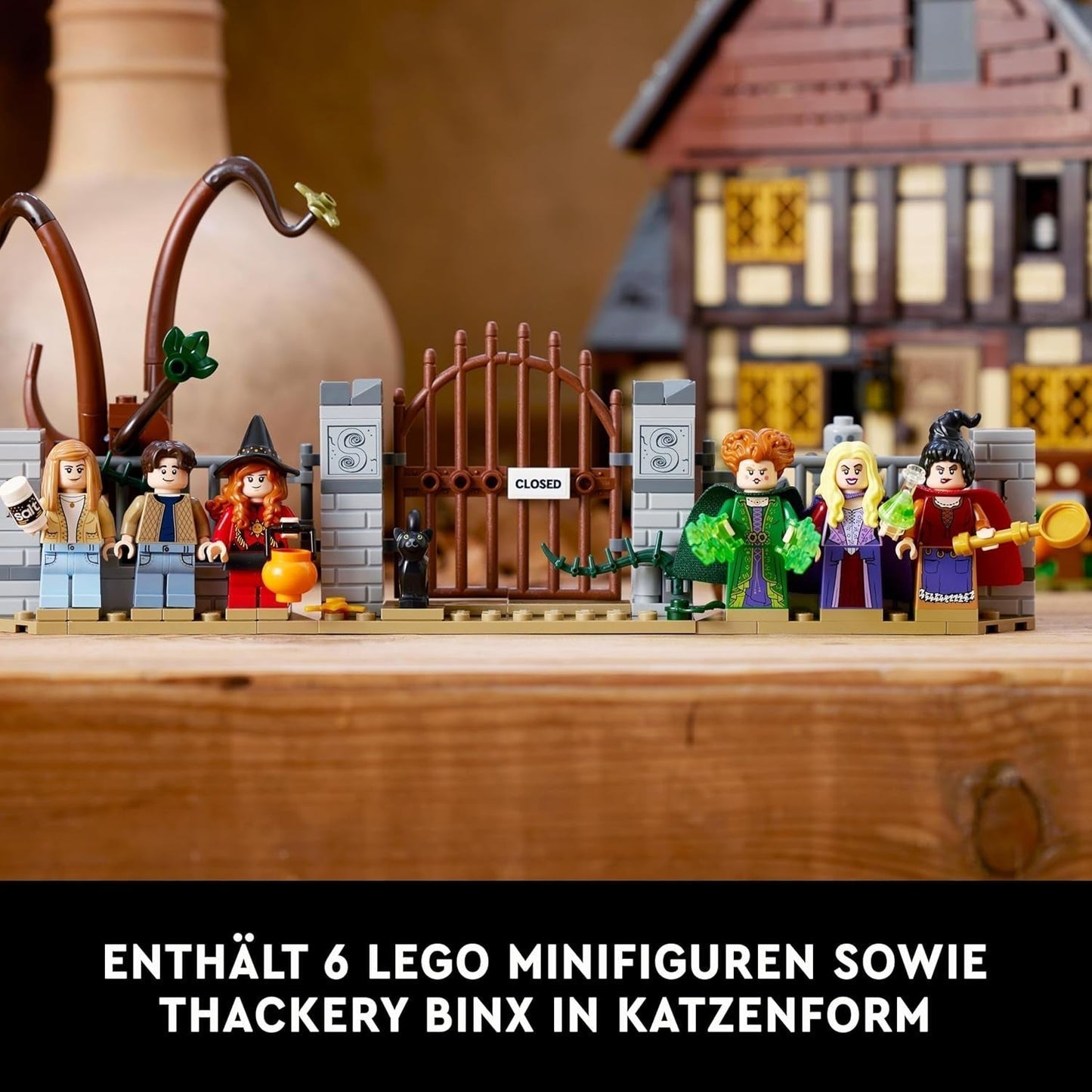 LEGO Ideas Hocus Pocus: Das Hexenhaus-Set der Sanderson Sisters, Sammelset für Erwachsene mit Haus, 6 Minifiguren und Zubehör, weiblichen und männlichen 21341-Bausätzen. Besuchen Sie den LEGO-Store