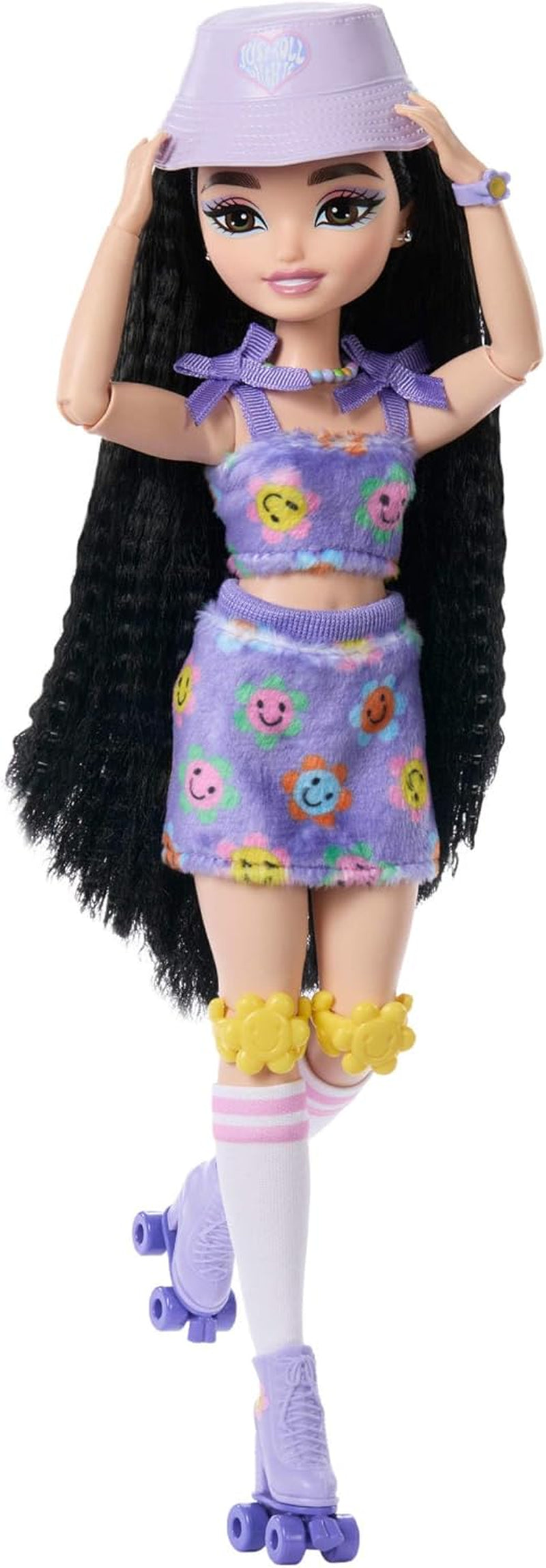 Dream Besties Barbie-Puppe und Zubehör, modische Barbie-Renee-Puppe mit Rollschuhlaufen und schwarzem Haar, 12 thematische Accessoires mit Videos und Essen, JFX99