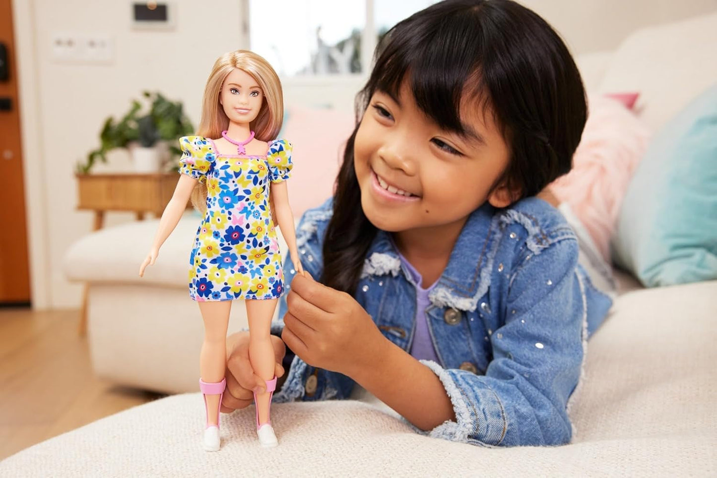 Barbie Fashionistas – entwickelt mit der National Down Syndrome Society, blondes Haar und trendiges Outfit mit Blumenkleid und weißen Turnschuhen, für Kinder ab 3 Jahren, HJT05 Naty Shop Dolls