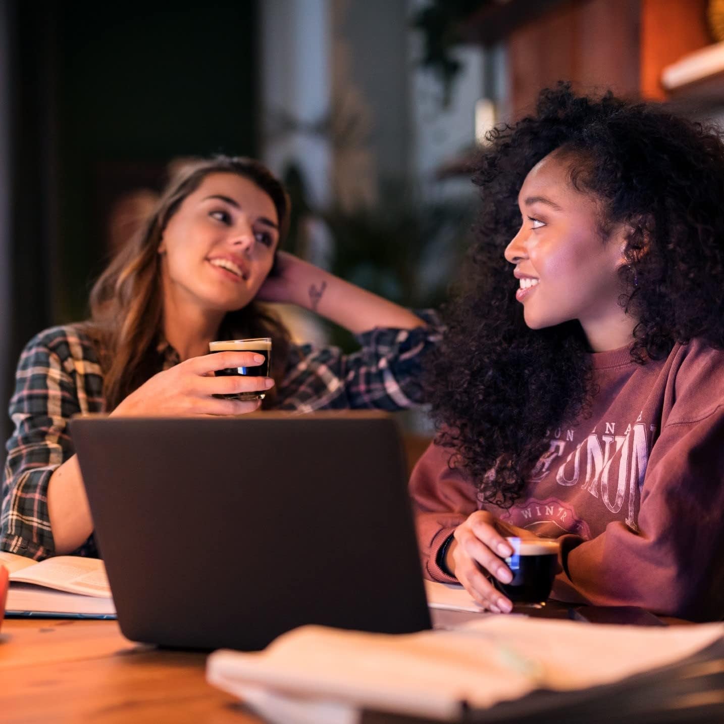 PHILIPS Original Plus Eco Kapsel-Espressomaschine, Auswahl der Kaffeeintensität, Coffee Boost-Technologie, 80 % recycelter Kunststoff*, 45 % reduzierter Energieverbrauch**, 2 Tassen gleichzeitig, Piano Black (CSA210/22)