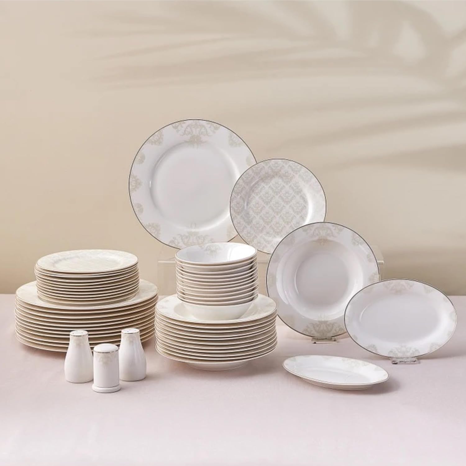 Karaca Elegance Bone Siena Geschirrset für 12 Personen, modernes Porzellangeschirrset, Geschirrset mit Suppenschüsseln, Servierplatte, tiefen Tellern, Desserttellern – Weiß und Gold