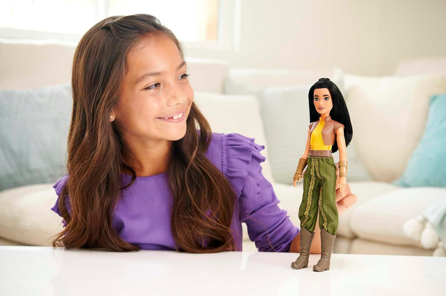 Mattel Disney Toy Raya bewegliche Puppe mit Kleidung und Accessoires, Disney-Film-inspiriertes Geschenk für Kinder HLX22