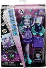 Monster High Fearbook Twyla Puppen- und Filmclub-Zubehörset, College-Jacke, Abschlussalbum, Brettspiel und Kekse, HXW31