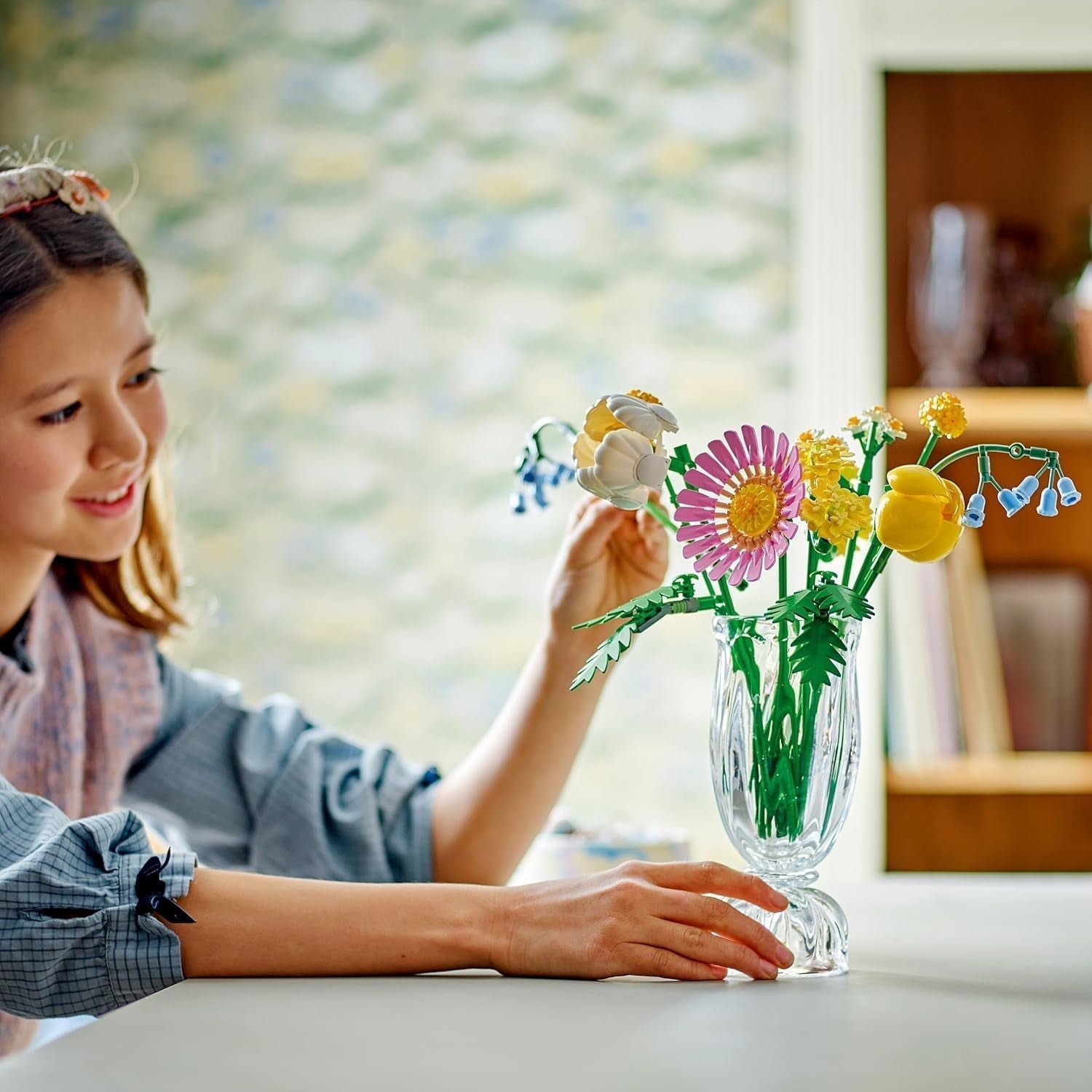 LEGO Botanicals Kleiner Sommerstrauß – Bauset mit künstlichen Blumen – inkl. Glockenblumen, Butterblumen, Tulpen - Geschenkidee für Frauen, Mütter und Männer - 10347 Bausets Besuchen Sie den LEGO-Store