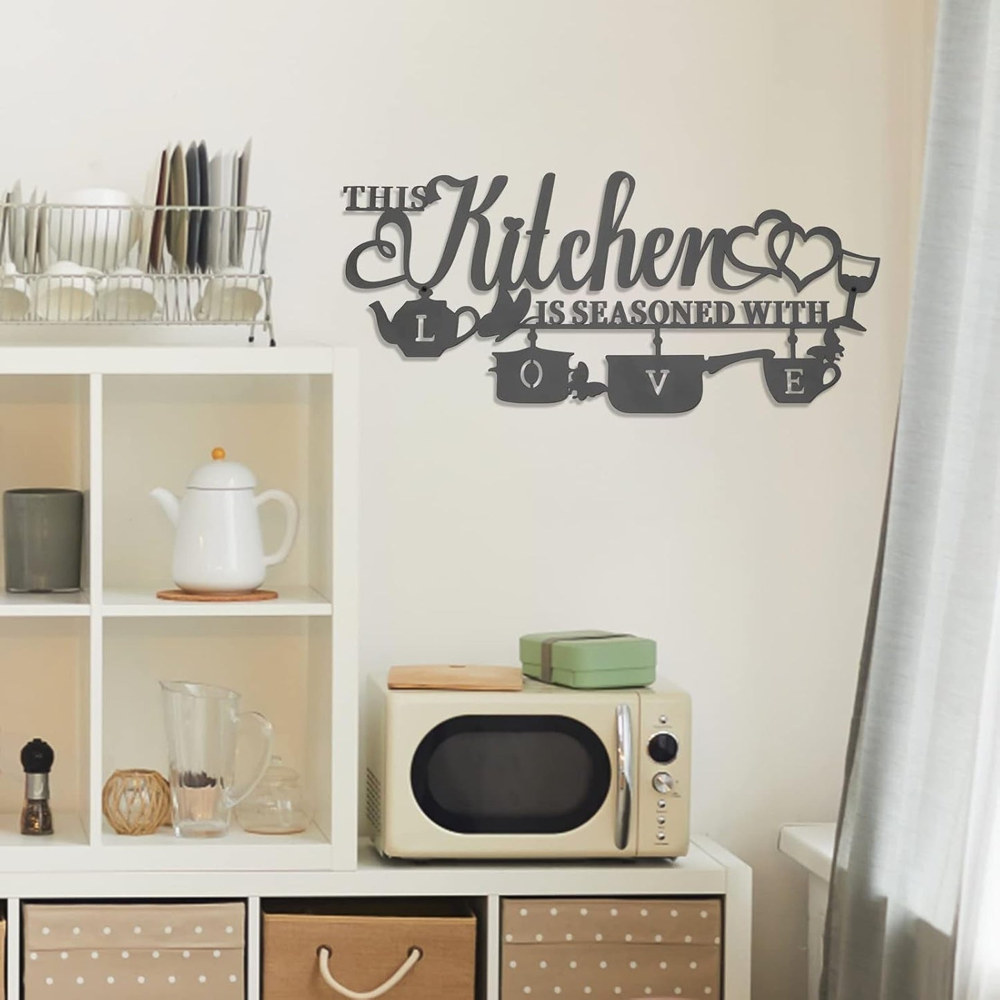 KHayRovies Küchen-Wanddekoration aus Metall „This Kitchen is Seasoned with Love“, schwarzes Wortnamensschild, rustikale Eisenbuchstaben, Zitate für die Küche, Bauernhaus, Wohnzimmer, Statuen und Skulpturen, Naty Shop