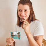 MABYEN Energy Balls Dattel Bio 20 Stk. | Dattelbällchen – Zuckerfreie gesunde Snacks für Schwangerschaft und Stillzeit – Proteinriegel mit Trockenfrüchten – 13 x Kakao- und 7 x Mango-Geschmack Dehydrierte Produkte Naty Shop