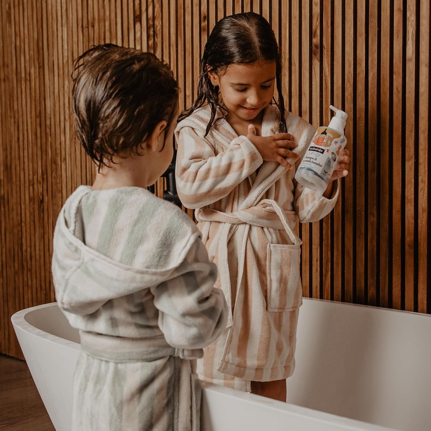 Suavinex, Pflegeshampoo für Kinder von 3 bis 10 Jahren, allergenfrei, parabenfrei, silikonfrei, für empfindliche Haut geeignet, kein Tränen oder Ziehen, 95 % Inhaltsstoffe natürlichen Ursprungs, Kinder – Bade- und Hautpflege Naty Shop