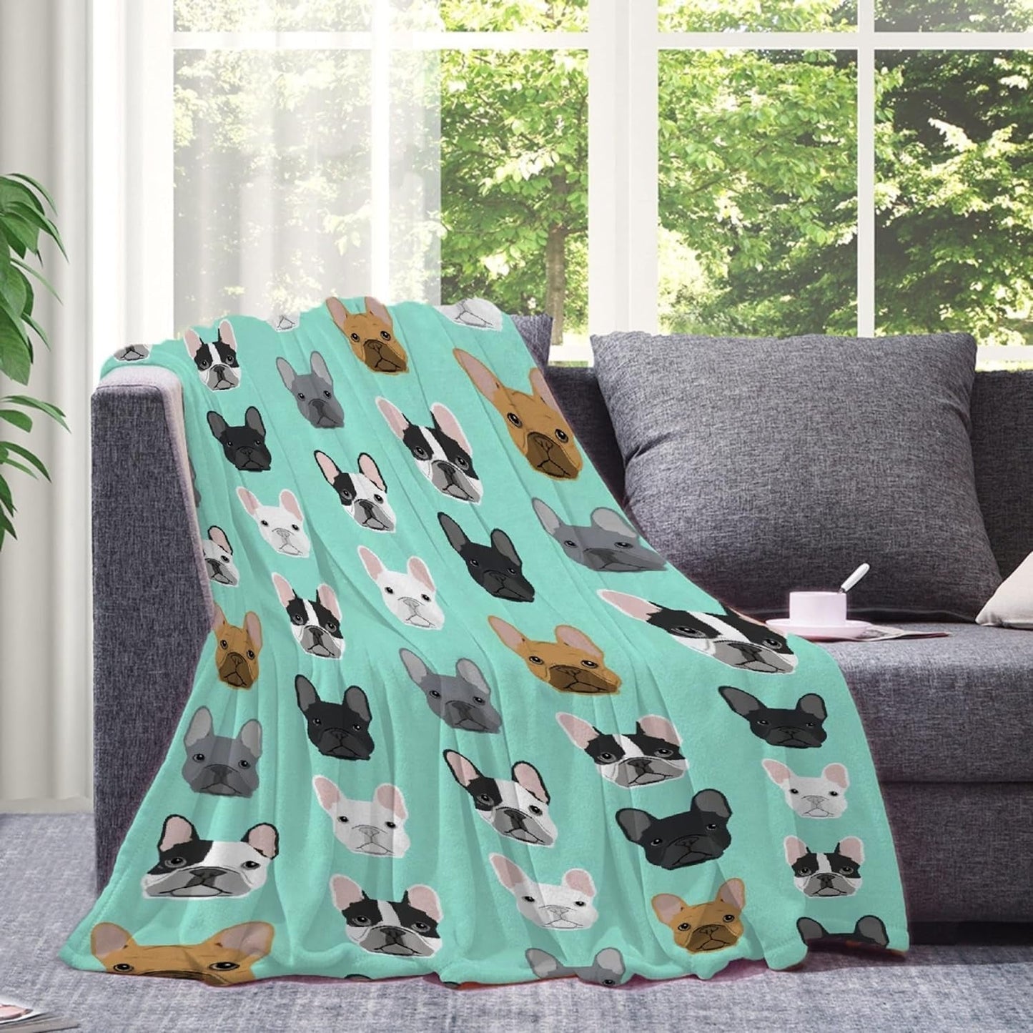 Wandteppich mit französischer Bulldogge und Motiv vor dem Haus – Accessoires und Dekorationen Naty Shop