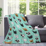 Wandteppich mit französischer Bulldogge und Motiv vor dem Haus – Accessoires und Dekorationen Naty Shop
