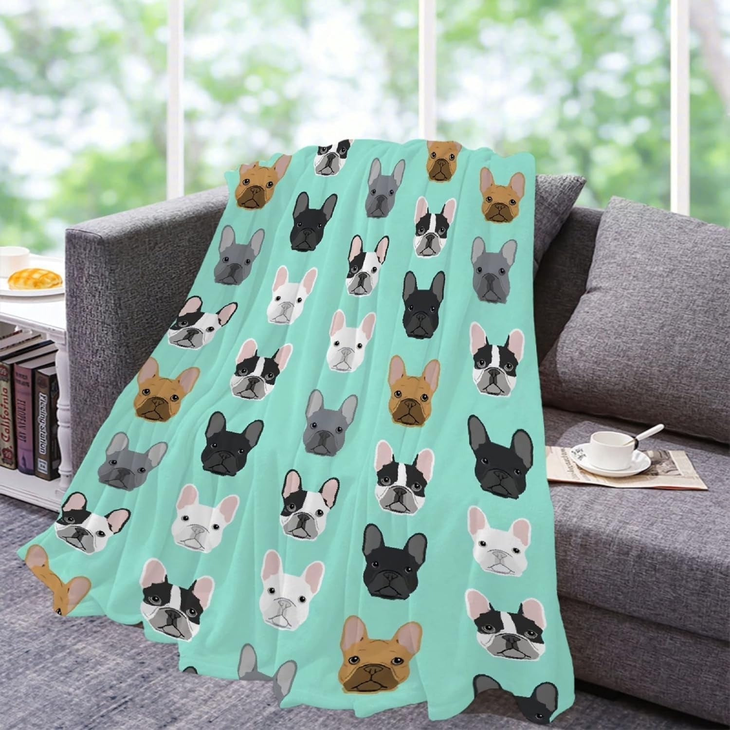 Wandteppich mit französischer Bulldogge und Motiv vor dem Haus – Accessoires und Dekorationen Naty Shop