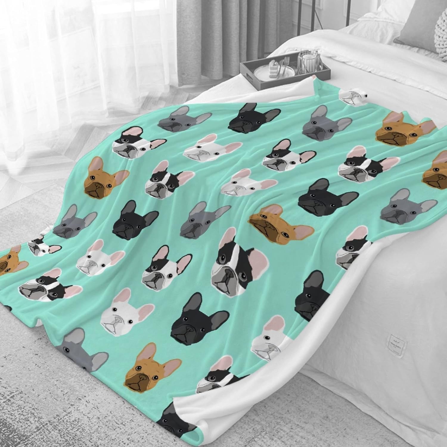 Wandteppich mit französischer Bulldogge und Motiv vor dem Haus – Accessoires und Dekorationen Naty Shop